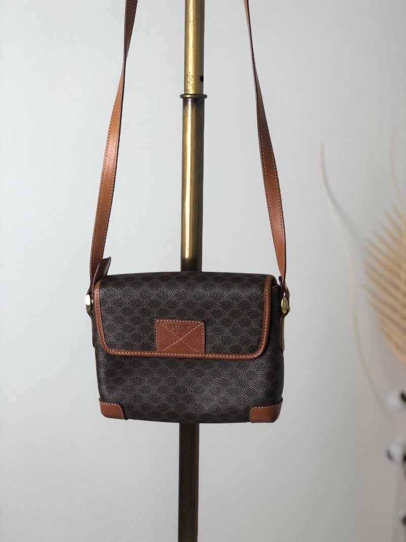 【 日本直送　名牌中古包 】CELINE セリーヌ マカダム ショルダーバッグ ブラウン ロゴ PVCレザー vintage ヴィンテージ szms37 - 側背包/斜背包 - 真皮 咖啡色