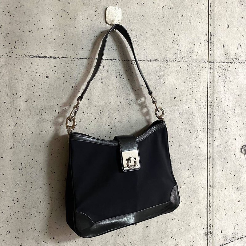 【LA LUNE】Rare second-hand CELINE black ring and leather bag shoulder and side bag - กระเป๋าแมสเซนเจอร์ - หนังแท้ สีดำ