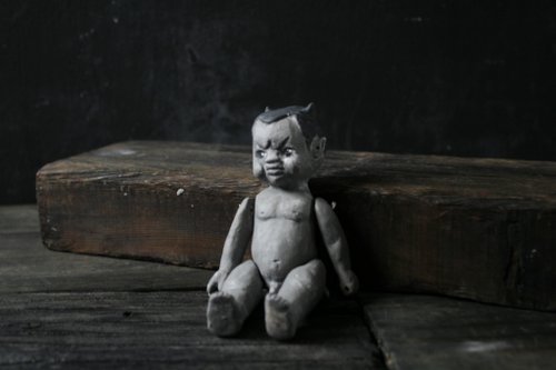 呪物？　謎の陶器 怪しげな雰囲気の中にかわいさも混じる、日本人アーティストと陶器