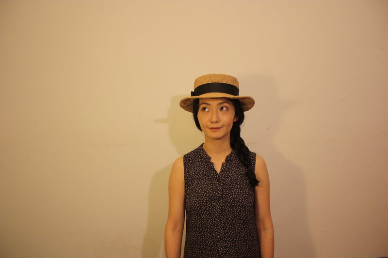 Leila Handwoven straw hat caramel grass color chokdee-muakdeedee - หมวก - วัสดุอื่นๆ สีกากี