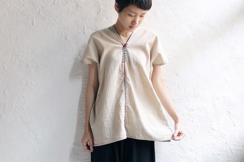 OMAKE V領傈僳族領口滾邊縫線米色上衣（深藍） - 女上衣/長袖上衣 - 棉．麻 卡其色