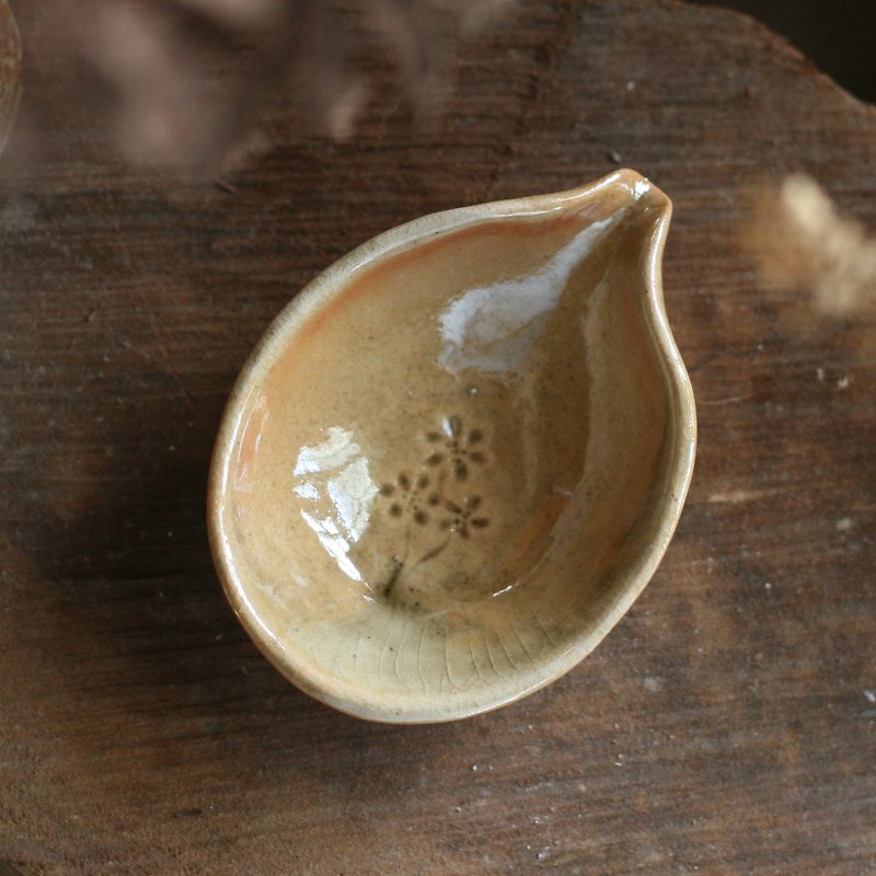 Hand kneading small flowers in wood-fired pottery and oil pot - Fragrances - Pottery Khaki