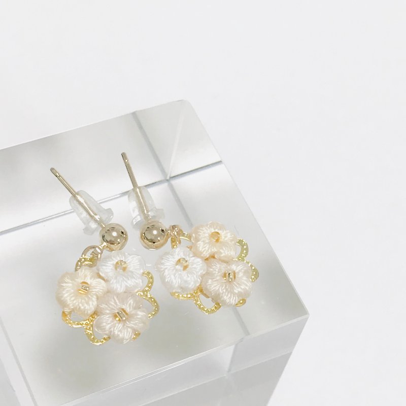 Crochet flower dangle earring - ต่างหู - งานปัก ขาว