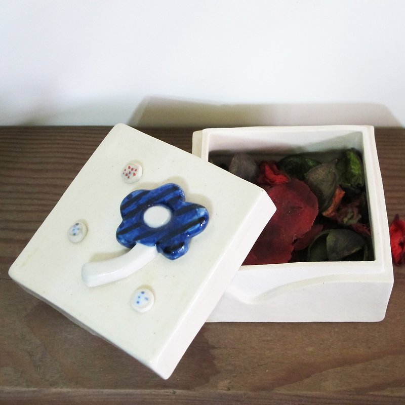 手作小花方盒 - 居家收納/收納盒/收納用品 - 瓷 藍色