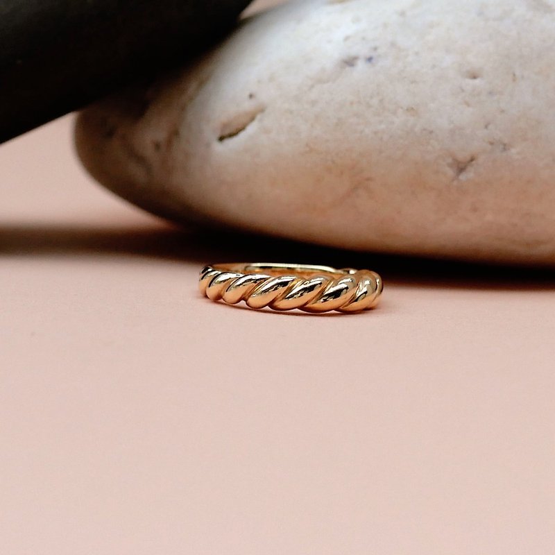 Twisted Dome Ring 10K Solid Gold - 戒指 - 半寶石 金色