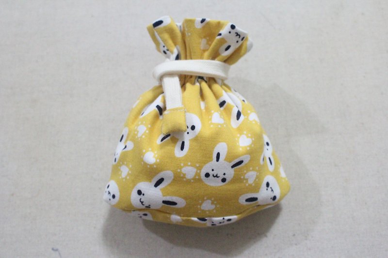 ผ้าฝ้าย/ผ้าลินิน กระเป๋าเครื่องสำอาง สีเหลือง - Mini Drawstring Pouch with Bottom - White Rabbit on Yellow Background