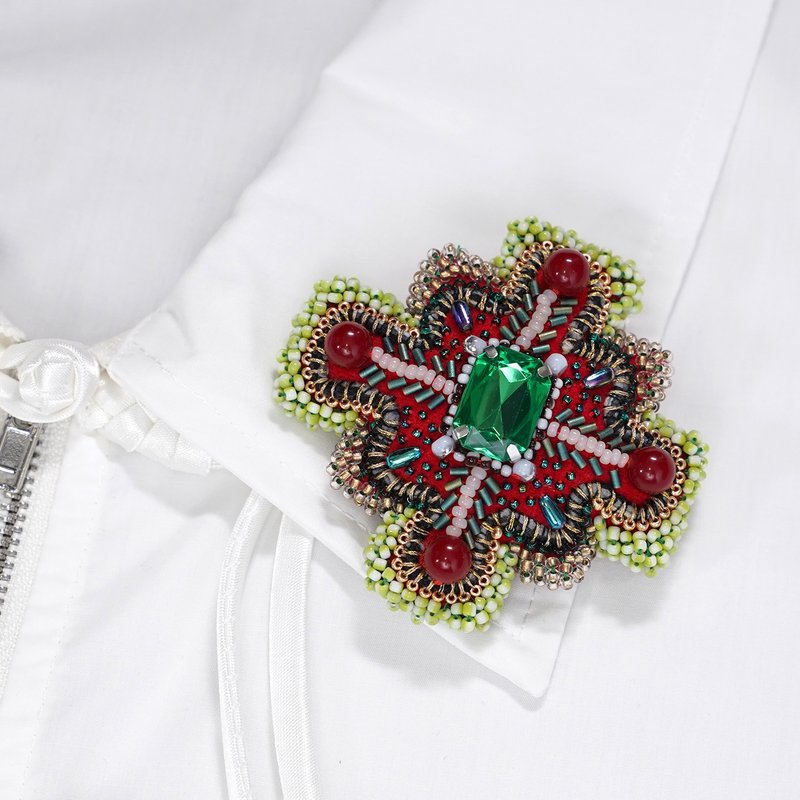 変形クロスのブローチ 7　ビーズ刺繍　一点もの　カラフル 　レッド　グリーン　おおぶり　クリスマス　ビジュー - 胸針 - 羊毛 紅色