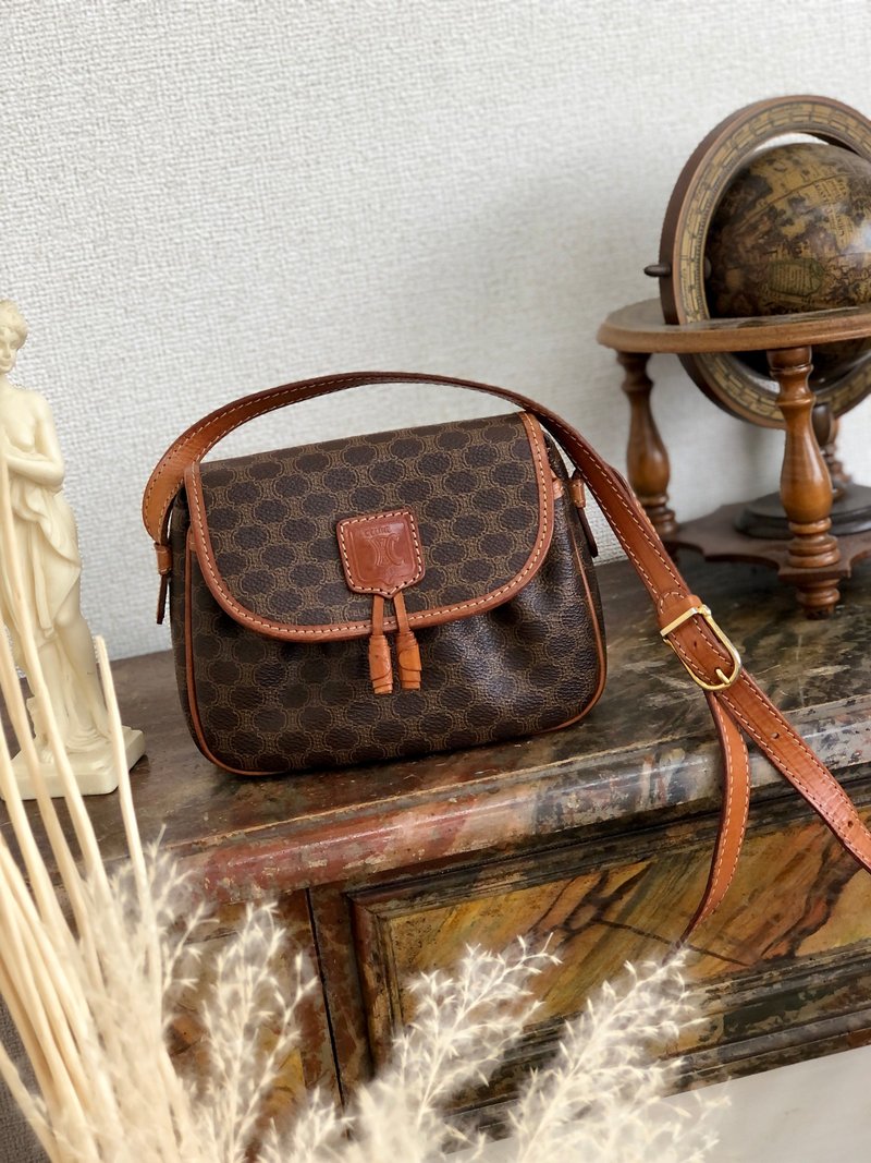 【 日本直送　名牌中古包 】CELINE セリーヌ　マカダム　ブラゾン型押し　タッセル　ポシェット　ミニバッグ　ショルダーバッグ　ブラウン　my22ht - 側背包/斜孭袋 - 真皮 咖啡色