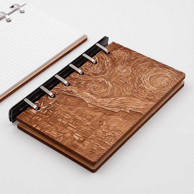 Taiwan cypress art board drawing loose-leaf notebook-Van Gogh Starry Night | A7 six-hole portable notebook with one hand - สมุดบันทึก/สมุดปฏิทิน - ไม้ สีทอง