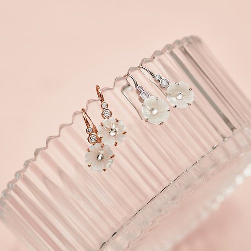 SOIRÉE BY N.Y. 蒔華芮設計師輕珠寶 小貝殼花雙鑽耳環(共兩色)