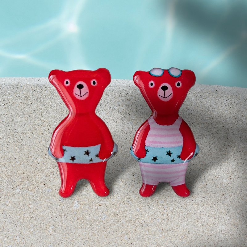 Red Teddy Beach Brooch [Swimsuit/Float] - เข็มกลัด - เรซิน สีแดง