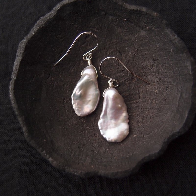 【SV】Petal Pearl Earrings　花びらパール フックピアス　Gray - 耳環/耳夾/耳骨夾 - 寶石 銀色