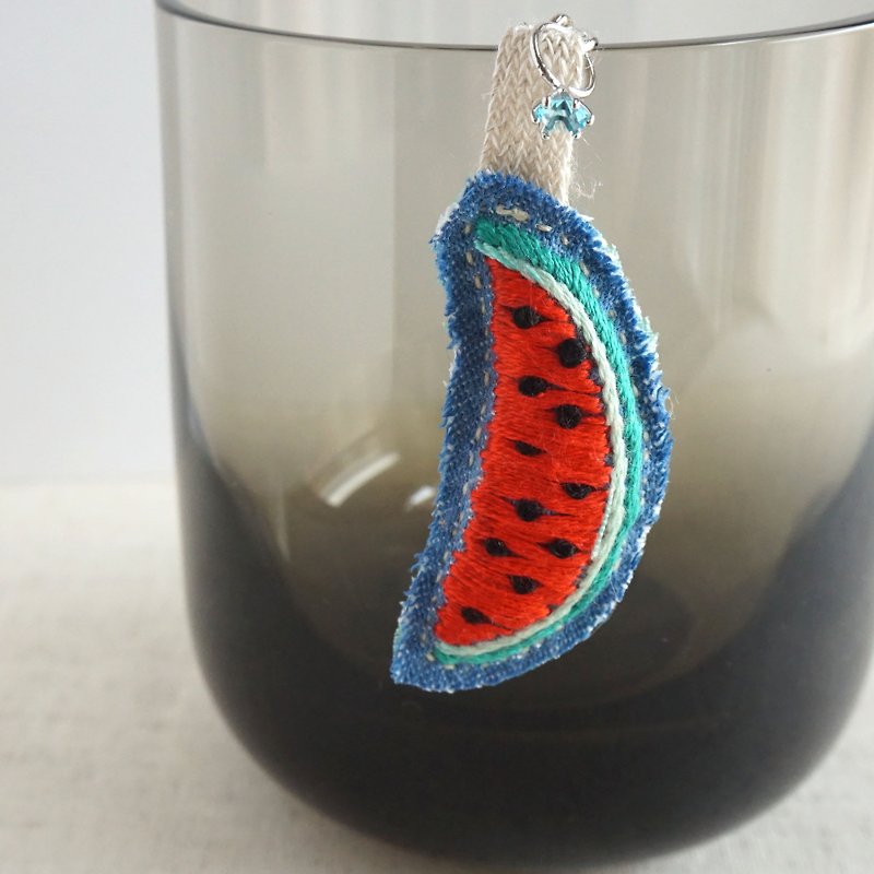 Hand-embroidered key charm "watermelon 2" [Made to order] - ที่ห้อยกุญแจ - งานปัก สีแดง