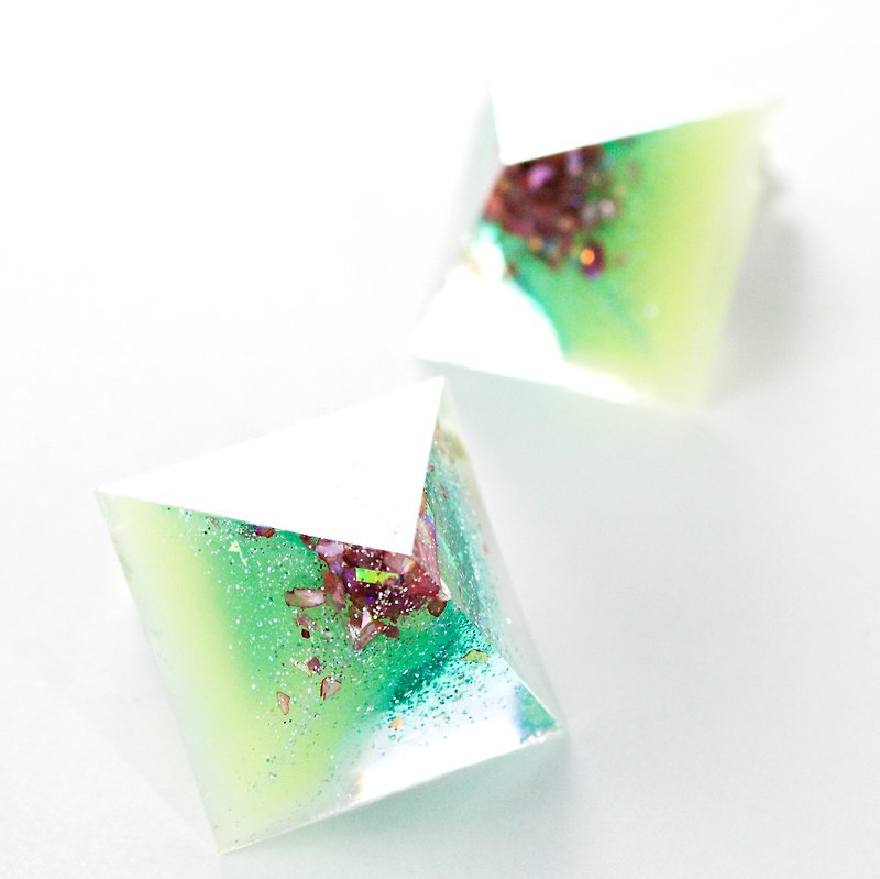 Pyramid earrings (cream soda) - ต่างหู - วัสดุอื่นๆ สีเขียว
