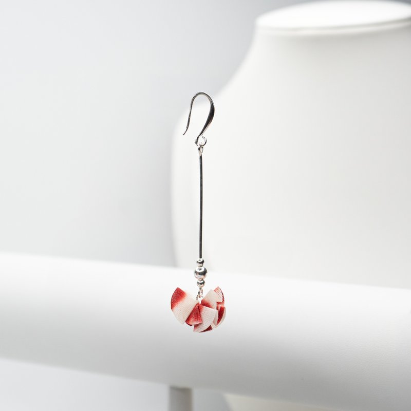 Moon Crescent Fabric Earrings - White Red - 耳環/耳夾/耳骨夾 - 棉．麻 紅色