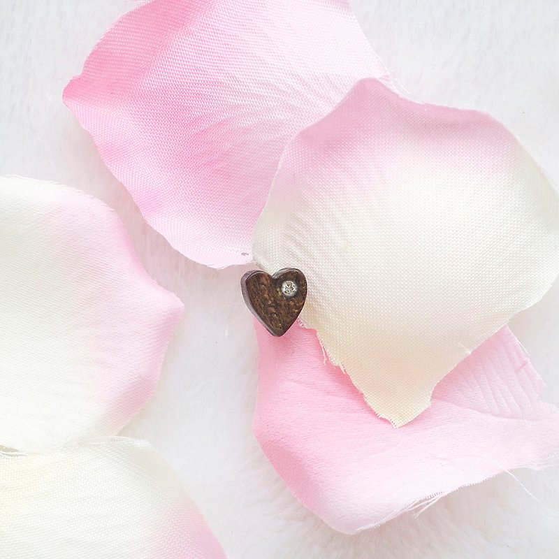 Heart wooden earring ( 925 sterling silver studs) one per - ต่างหู - ไม้ สีนำ้ตาล