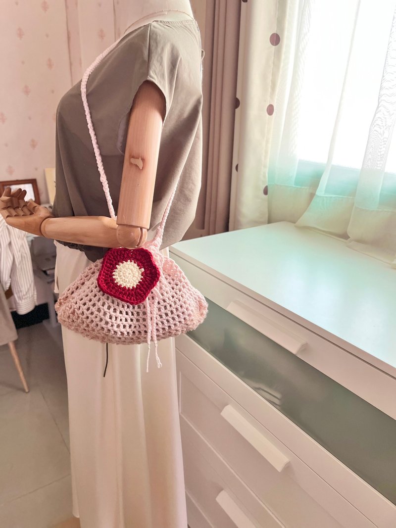 Woven pink drawstring crossbody bag - กระเป๋าหูรูด - วัสดุอื่นๆ สึชมพู