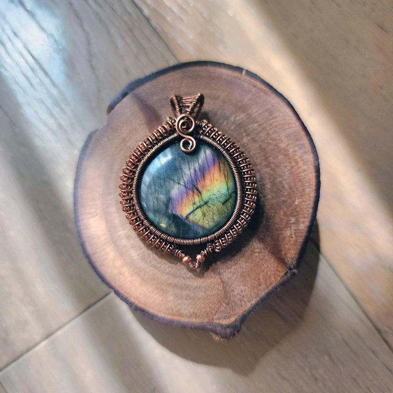 [Handmade by Qu Shuichen] Colorful Labradorite Metal Wire Braided Pendant - Necklaces - Gemstone Multicolor