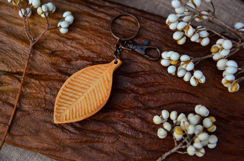 Picking up a leaf-hand-engraved key ring (maple) - ที่ห้อยกุญแจ - ไม้ สีนำ้ตาล