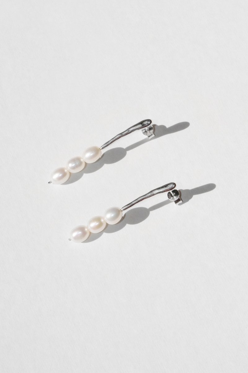 Pearl Cloud Earring 珍珠雲朵耳飾 - 耳環/耳夾/耳骨夾 - 純銀 銀色
