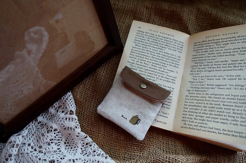 Hand-painted old schoolbag coin purse - กระเป๋าใส่เหรียญ - ผ้าฝ้าย/ผ้าลินิน สีนำ้ตาล
