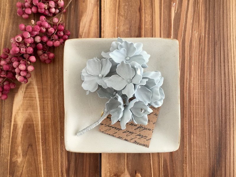 Hydrangea corsage (gray) - เข็มกลัด - ผ้าฝ้าย/ผ้าลินิน สีเทา