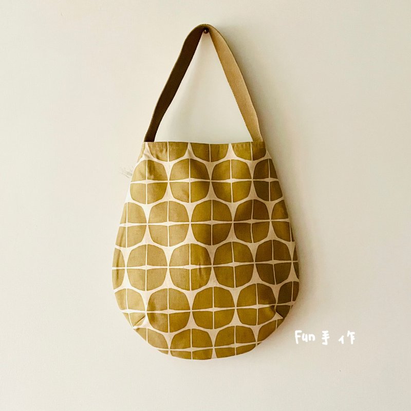 Pill-shaped single handle shoulder bag. Double compartment interior pocket. Japanese design cloth - กระเป๋าแมสเซนเจอร์ - ผ้าฝ้าย/ผ้าลินิน สีกากี