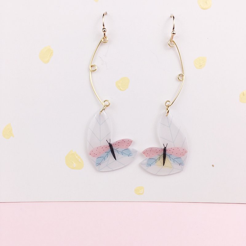 Pair of flying butterfly earrings on the leaf - Earrings & Clip-ons - Resin Pink