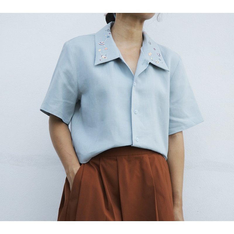 Blue and gray linen shirt with seashell embroidery - 女襯衫 - 棉．麻 灰色