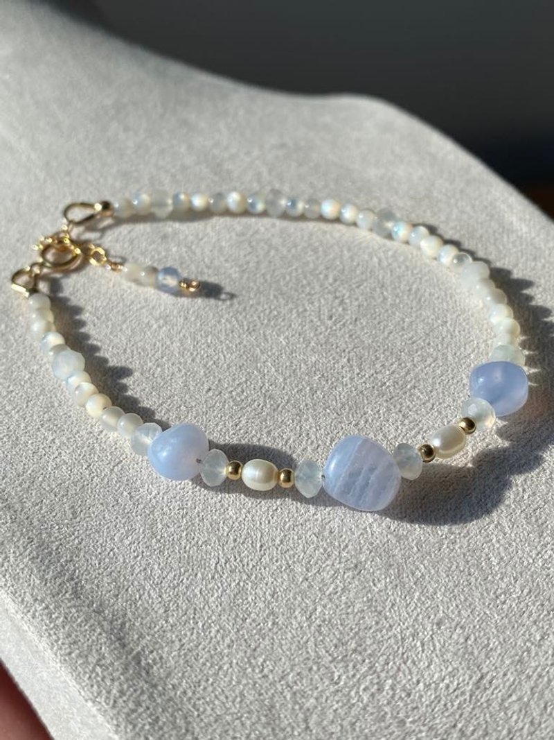 White butterfly oyster freshwater pearl blue lace agate jelly beans white moonlight 14KGF bracelet bracelet - Bracelets - Crystal Blue