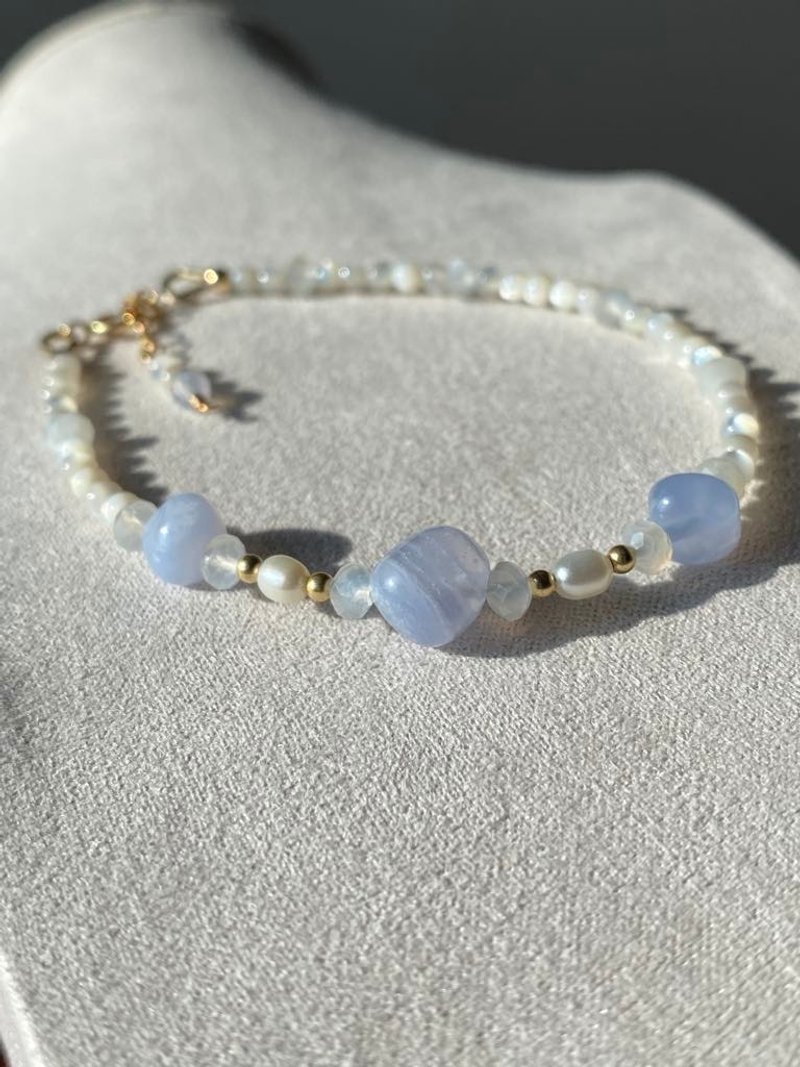 天然白蝶貝 淡水パール ホワイトムーンストーン ブルーレースアゲート シュガービーンズ || 14KGFゴールドフィルドブレスレット - ブレスレット - クリスタル ブルー