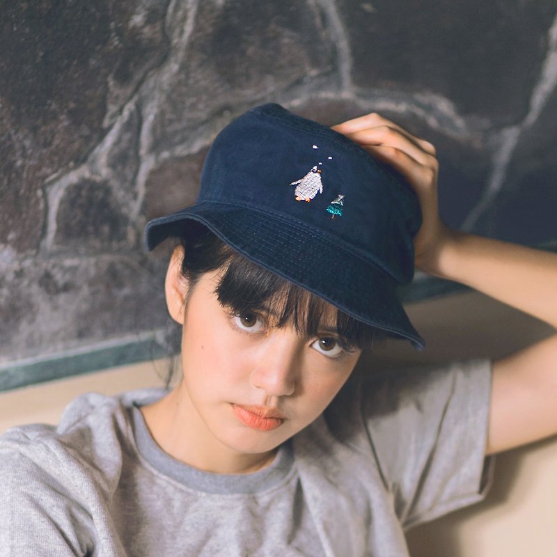 bucket hat - penguin - embroidery - 3 Colors【雙 11 限定】 - 帽子 - 棉．麻 多色