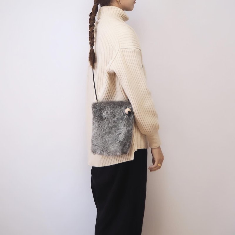 Faux fur sacoche bag / grey - กระเป๋าแมสเซนเจอร์ - ผ้าฝ้าย/ผ้าลินิน สีเทา