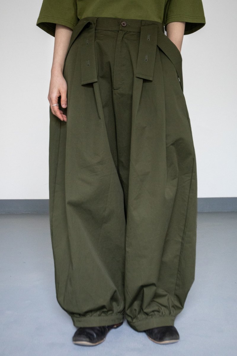 Car Plug-in 2024SS Army Green Cotton Fine Twill Original Design Multi-pleated Overalls Bloomers - กางเกงขายาว - ผ้าฝ้าย/ผ้าลินิน สีเขียว