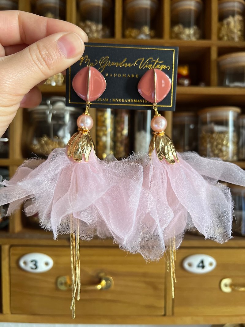 Exclusive goods ballet pink earrings gift handmade earrings - ต่างหู - ไฟเบอร์อื่นๆ สึชมพู