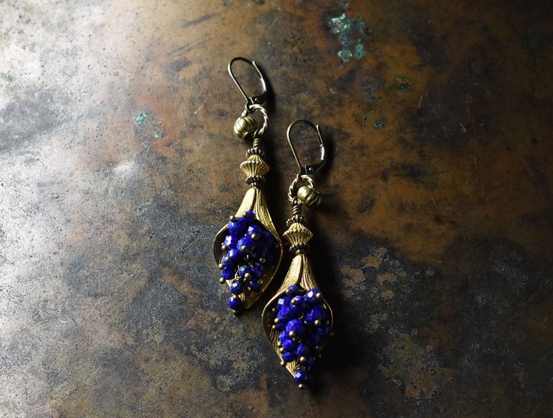 Leafy brass and heavy lapis, vintage brass earrings - Earrings & Clip-ons - Gemstone Blue