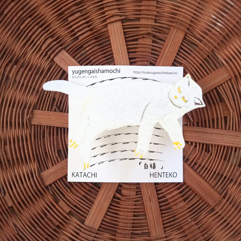 ブローチ　白猫　眠る猫　ねこ　手描き　一点もの - 心口針/胸針 - 塑膠 白色
