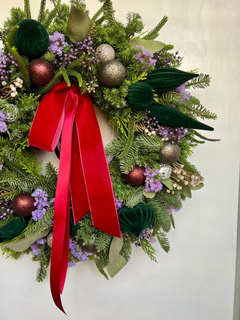 華やかなダークグリーンクリスマスボールの大きなリース 40cm - ドライフラワー・ブーケ - 寄せ植え・花 グリーン