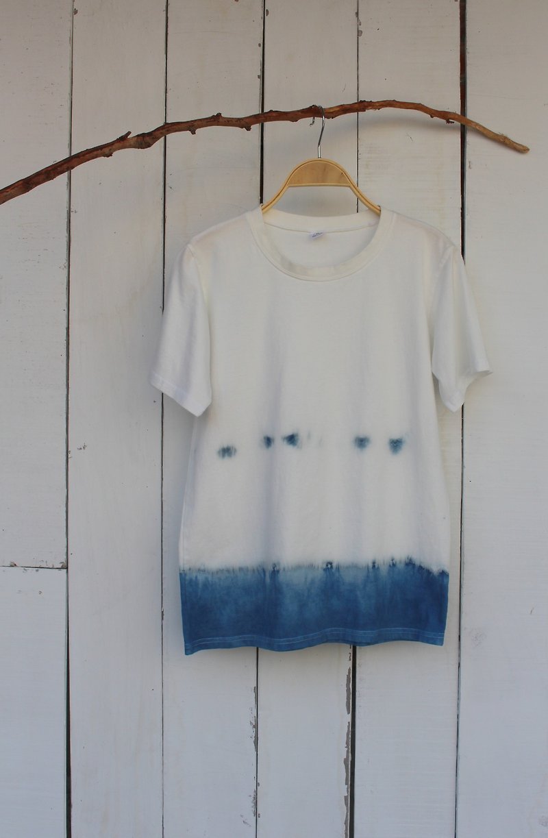 Free dyeing isvara handmade blue dyed pure series water shadow pure cotton T-shirt - เสื้อฮู้ด - ผ้าฝ้าย/ผ้าลินิน สีน้ำเงิน