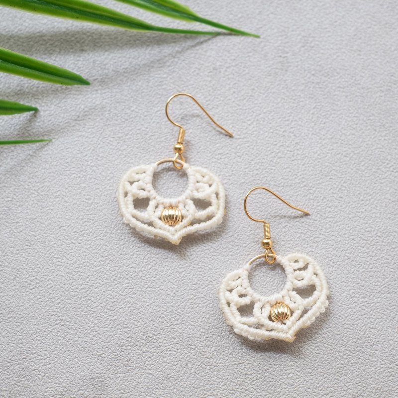 E007 macrame earrings/ clip-on earrings white - ต่างหู - เส้นใยสังเคราะห์ ขาว