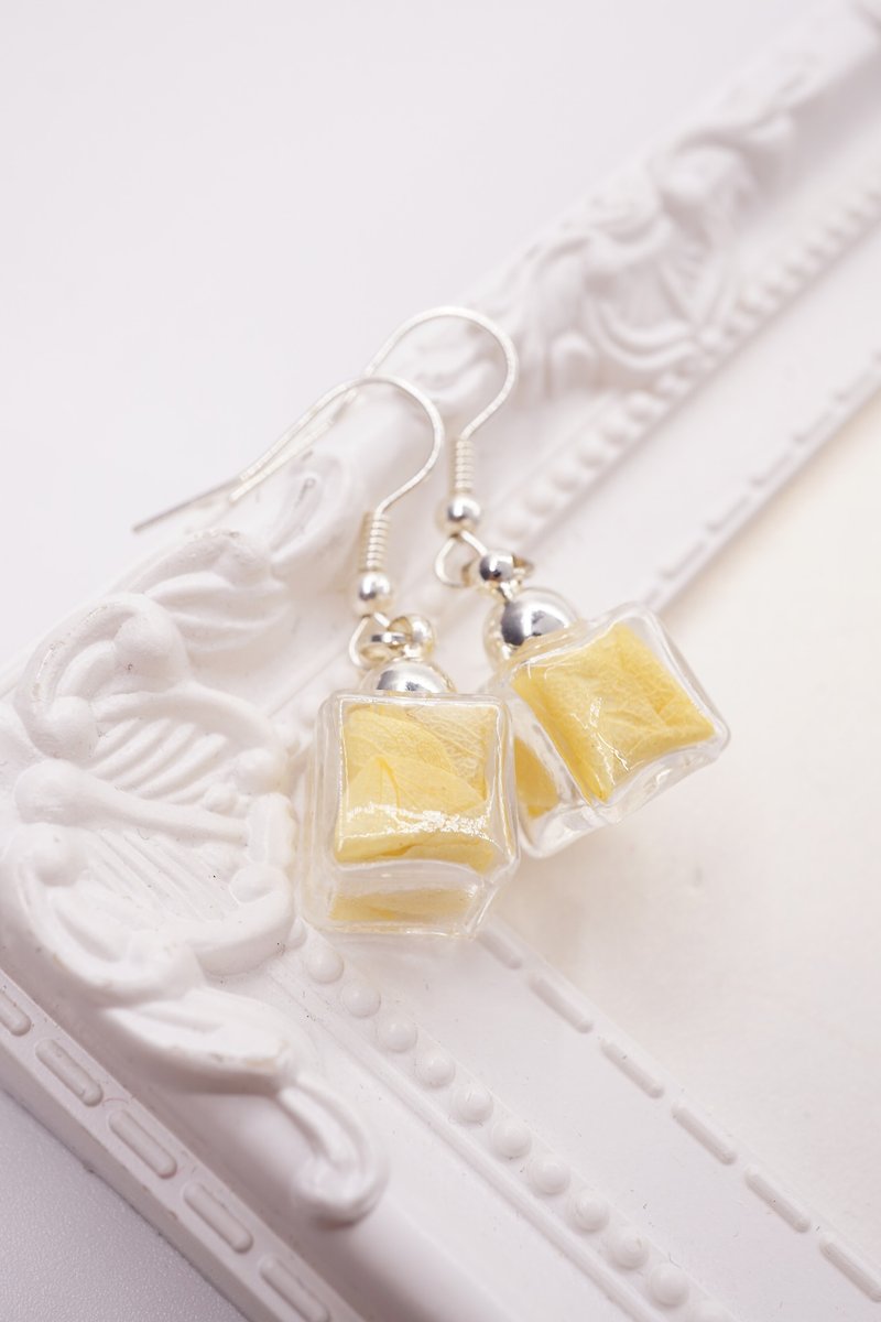 A Handmade 黃色繡球花冰塊玻璃球垂吊耳環 - 耳環/耳夾 - 植物．花 