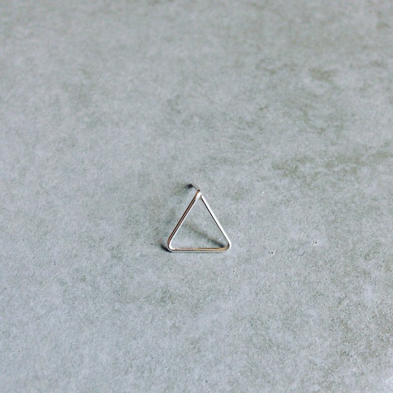 極簡主義 小三角 .925純銀耳環 單只販售 - 耳環/耳夾 - 其他金屬 銀色