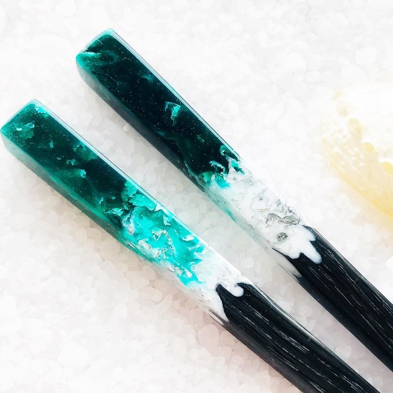 Hair stick with black oak wood, green resin and silver foil, Black oak stick - เครื่องประดับผม - ไม้ สีเขียว