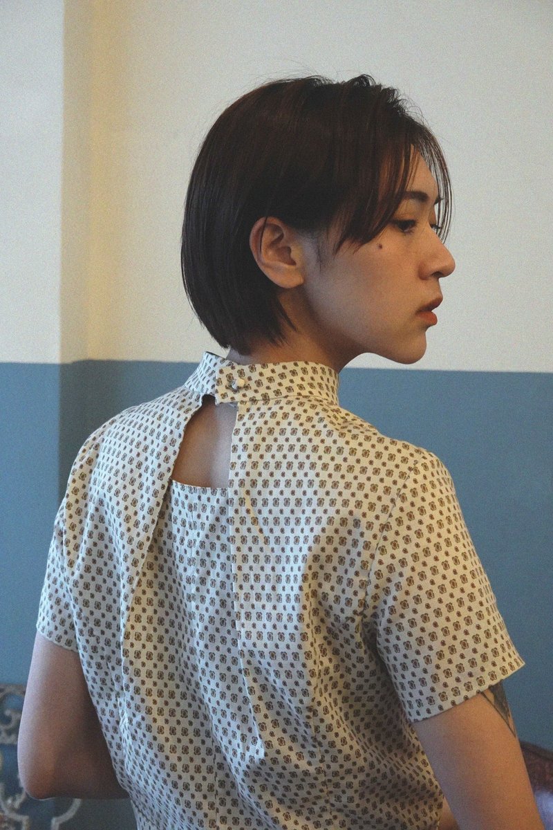 立領剪褶衫 // 白圖騰 - 女上衣/長袖上衣 - 棉．麻 白色