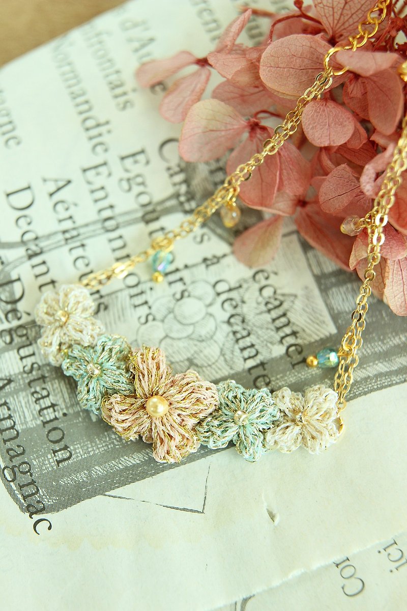 Flower Bracelet with Czech glass beads crochet knitting Peach x Blue Gifts birthday gift - สร้อยติดคอ - งานปัก สีทอง