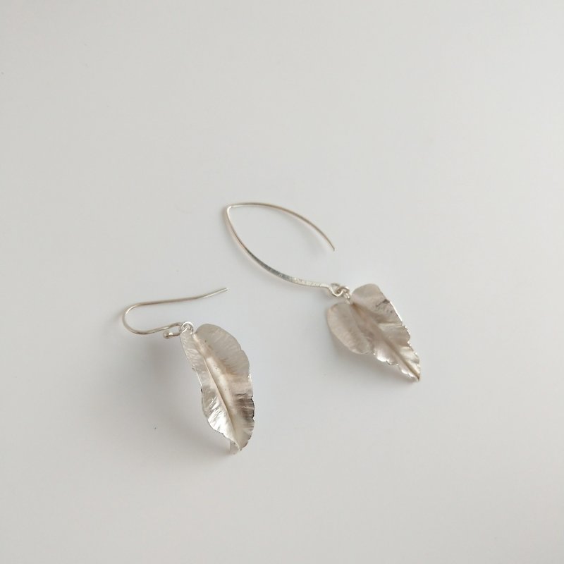 Hand-forged a pair of asymmetric sterling silver leaf earrings - ต่างหู - โลหะ 