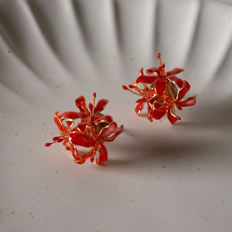 【客製化商品】曼珠沙華-樹脂耳環 紅色彼岸花 造花液 滴膠 耳夾 - 耳環/耳夾 - 樹脂 紅色