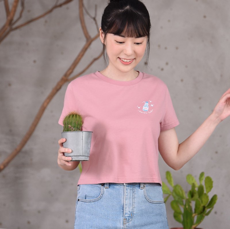 【台灣小吃系列Tee】彈珠汽水。流行短版桃粉色。細纖純棉 - T 恤 - 棉．麻 