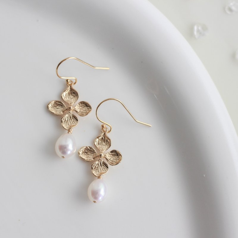 14kgf Vintage Freshwater Pearl Flower Dangling Earrings - ต่างหู - เครื่องประดับพลอย หลากหลายสี