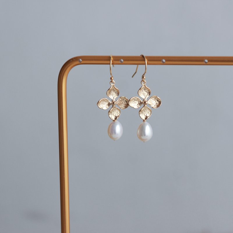 14kgf 復古淡水珍珠花朵垂墜耳環 - 耳環/耳夾 - 半寶石 多色